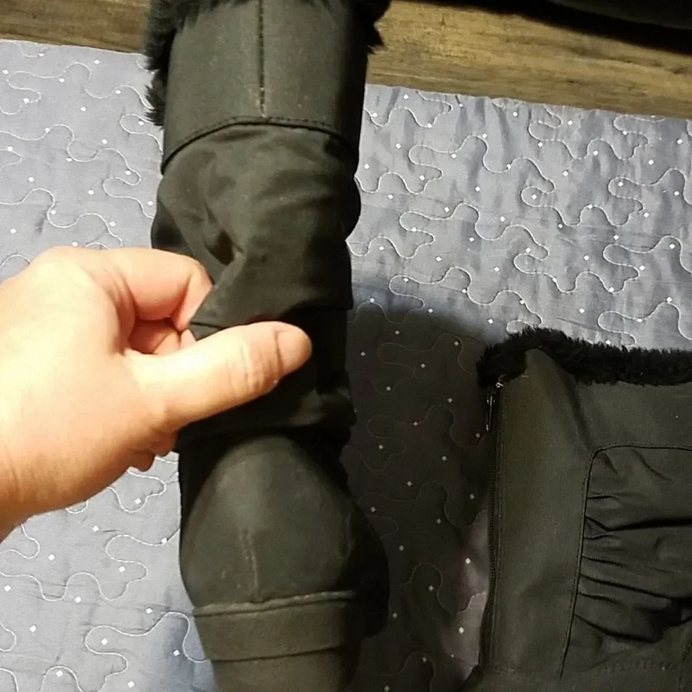 Black ski boots size 7